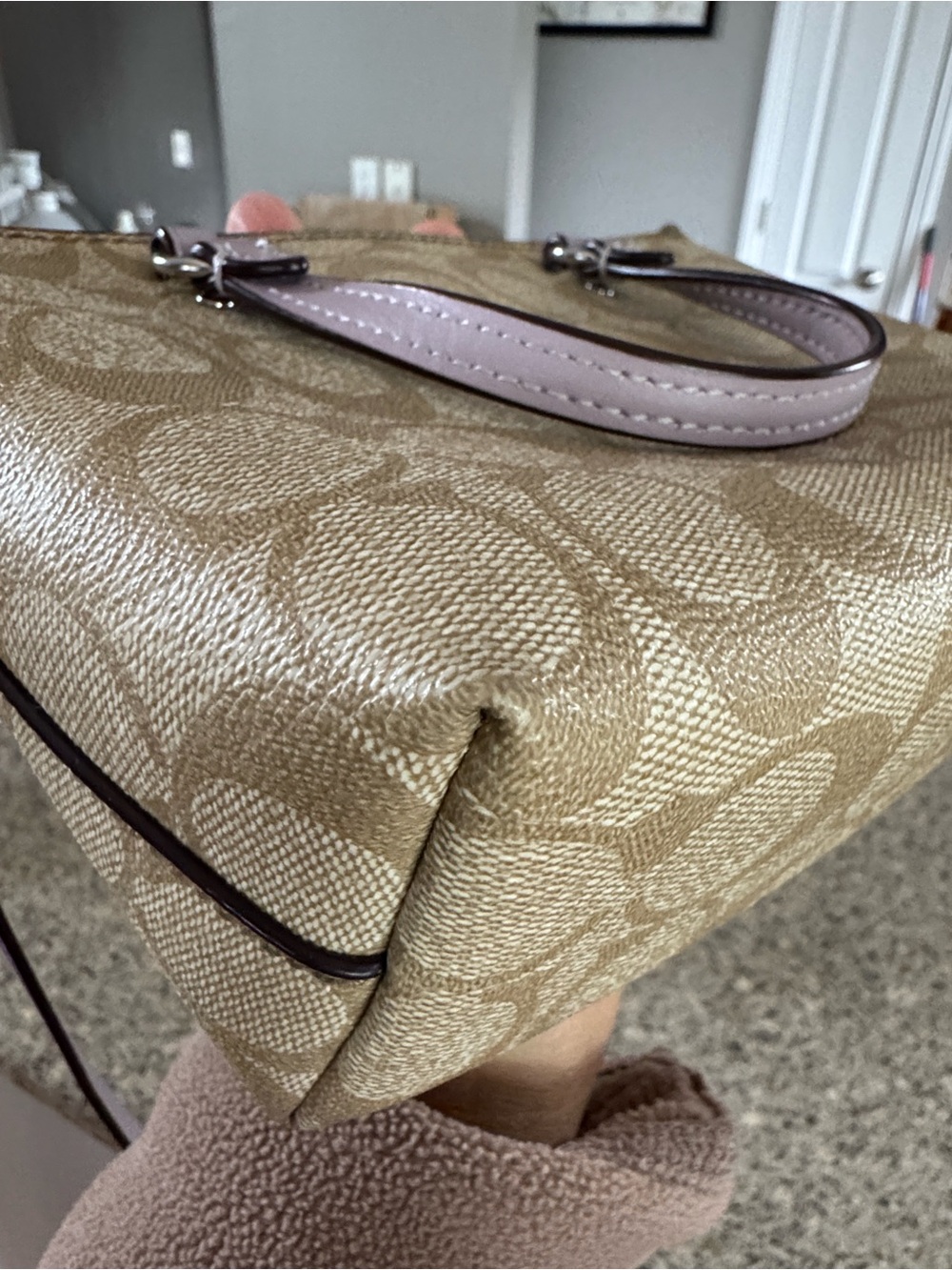 ❤️Very cute ❤️Coach Tan Signature Canvas Crossbody Satchel with Lilac Trim - Picture 8 of 17